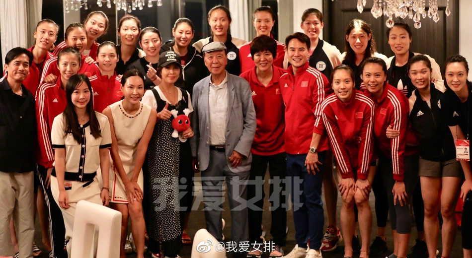 刘嘉玲梁朝伟观战中国女排比赛