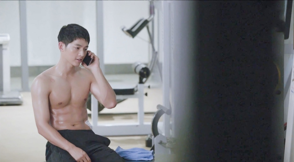 宋仲基赤膊健身肌肉线条完美