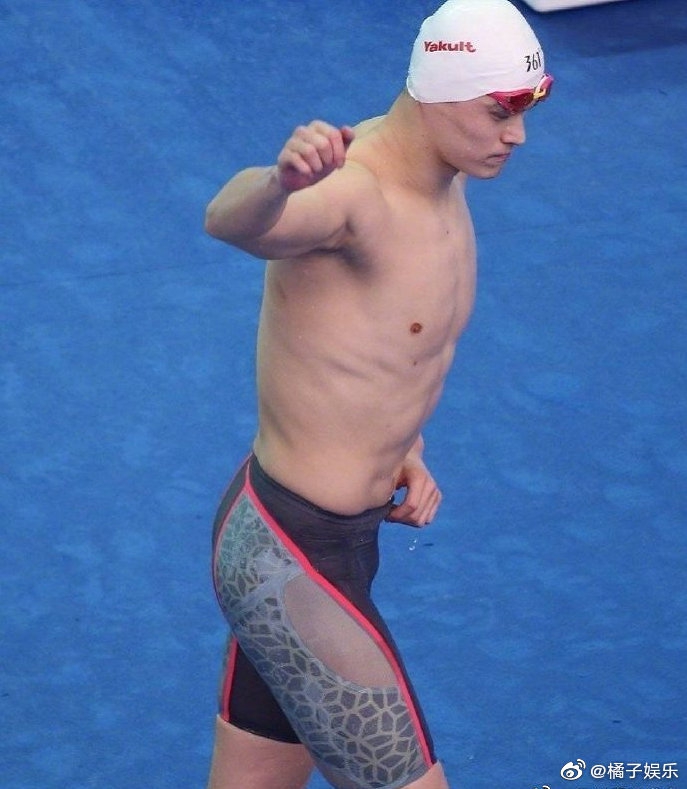 孙杨透视豹纹泳裤走红
