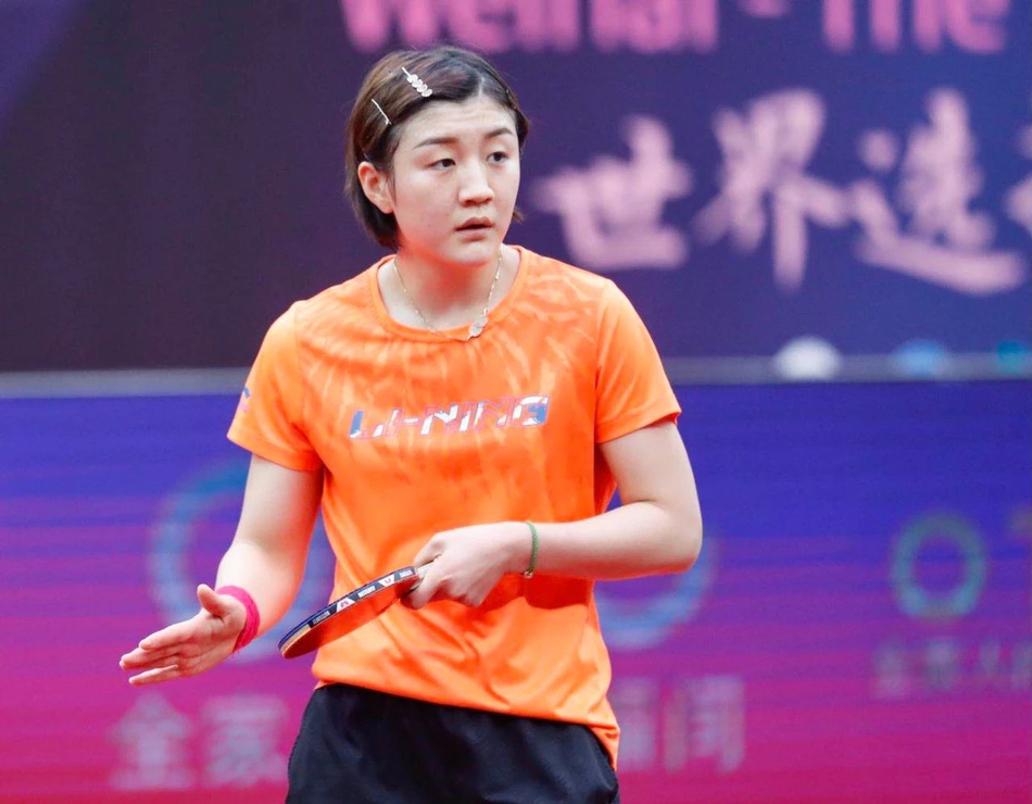 世界杯马琳戴口罩与陈梦对练