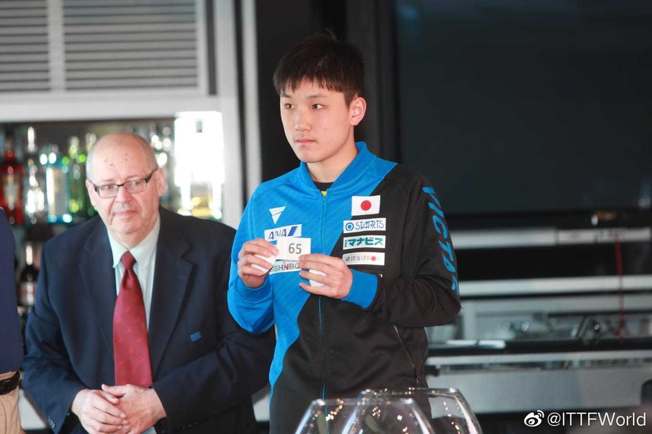 世乒赛抽签樊振东台下咬手指显可爱