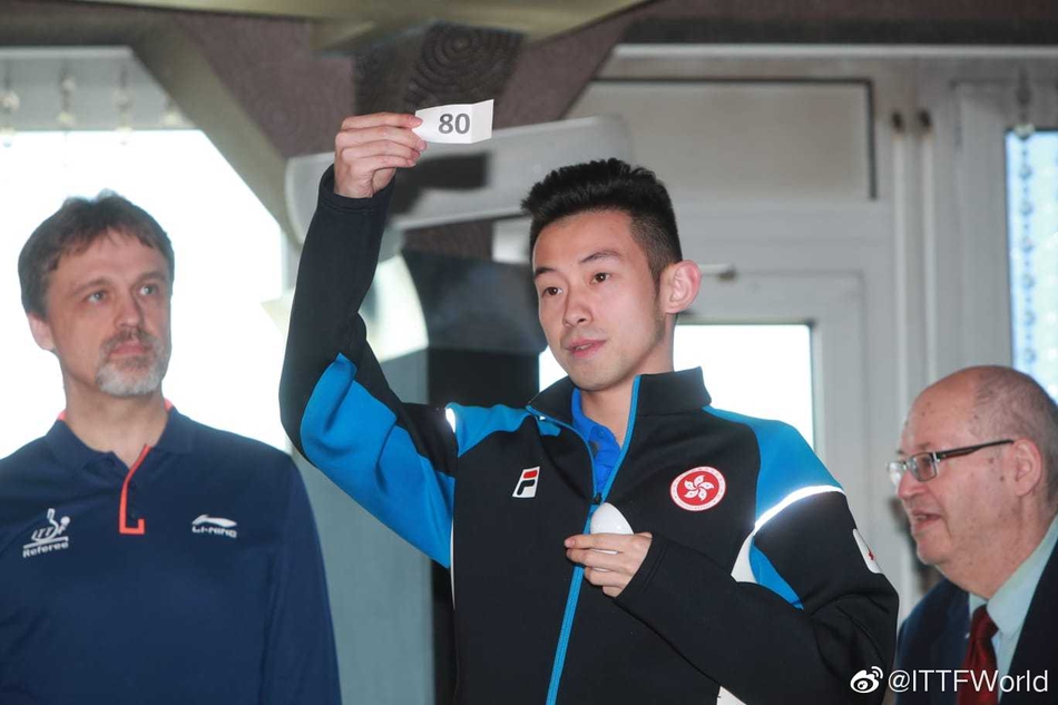 世乒赛抽签樊振东台下咬手指显可爱