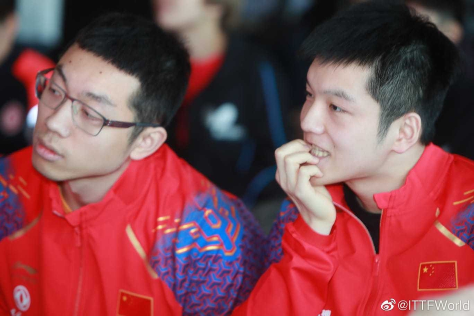 世乒赛抽签樊振东台下咬手指显可爱