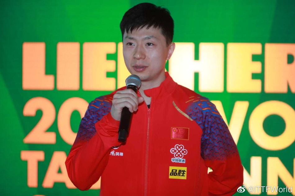 世乒赛抽签樊振东台下咬手指显可爱