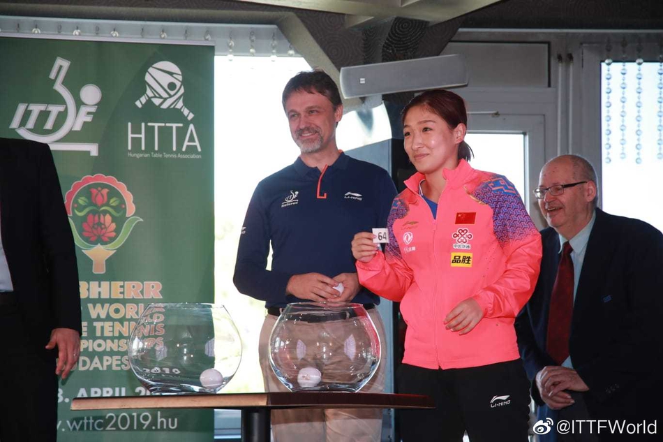 世乒赛抽签樊振东台下咬手指显可爱