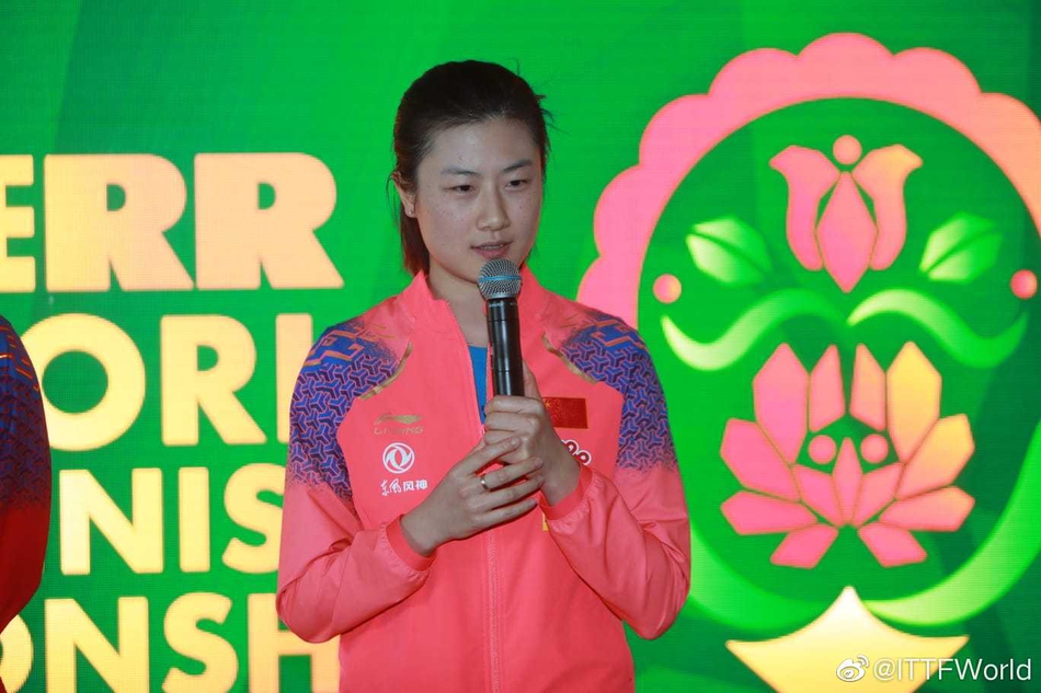 世乒赛抽签樊振东台下咬手指显可爱