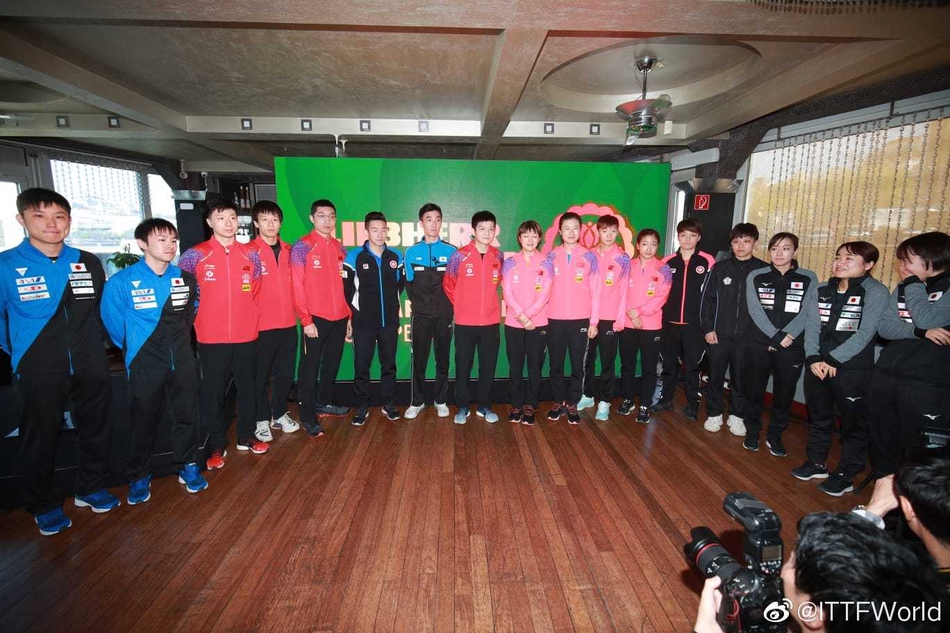 世乒赛抽签樊振东台下咬手指显可爱