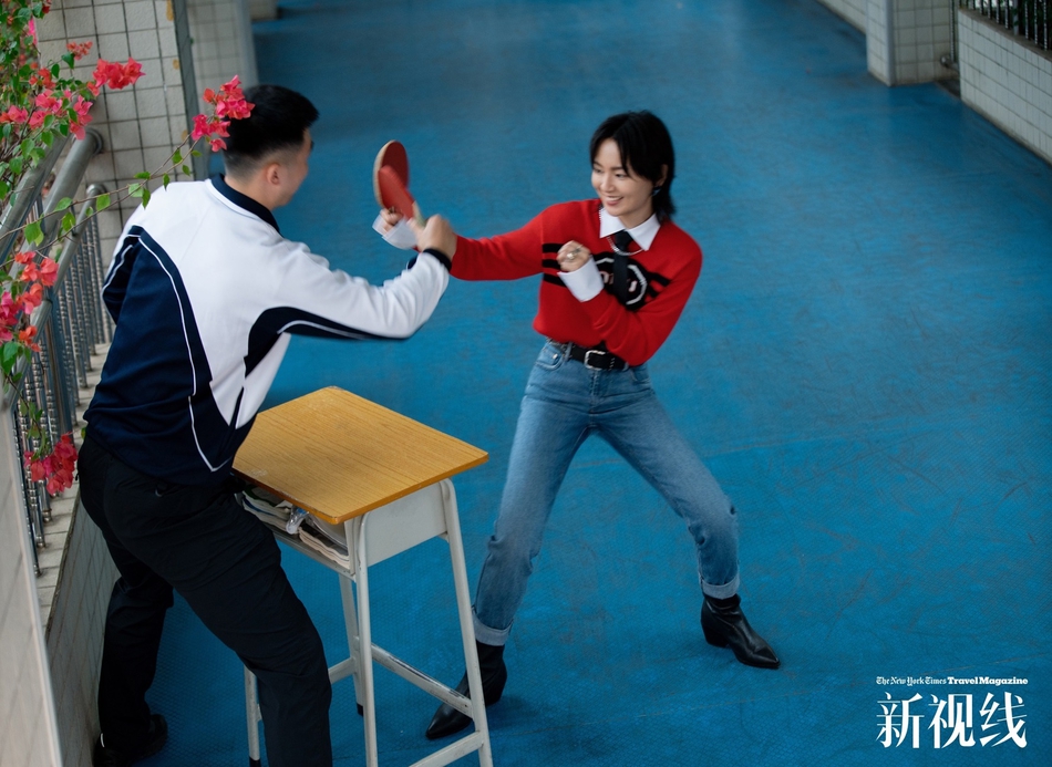 周笔畅拍摄乒乓球写真