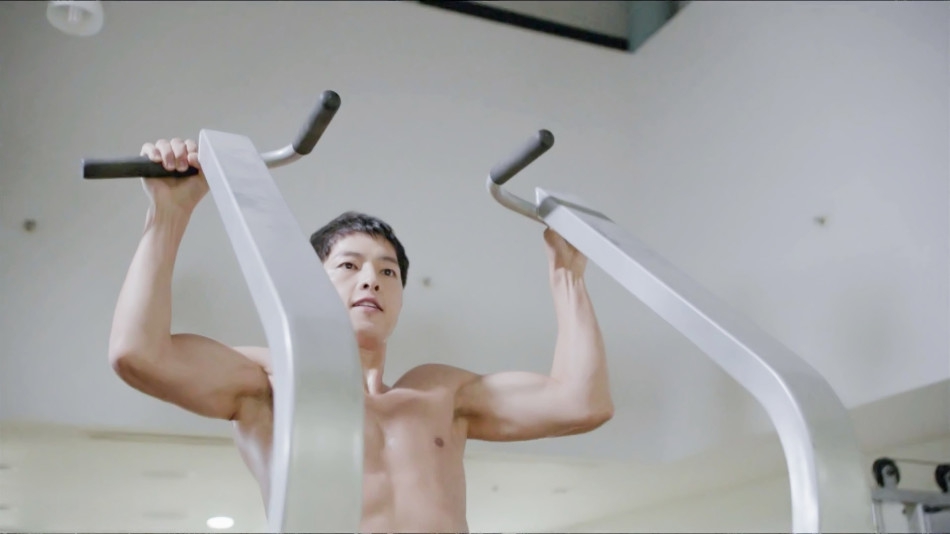 宋仲基赤膊健身肌肉线条完美