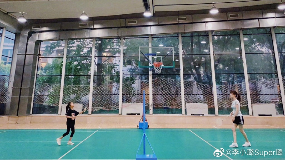 李小璐陪女儿打羽毛球