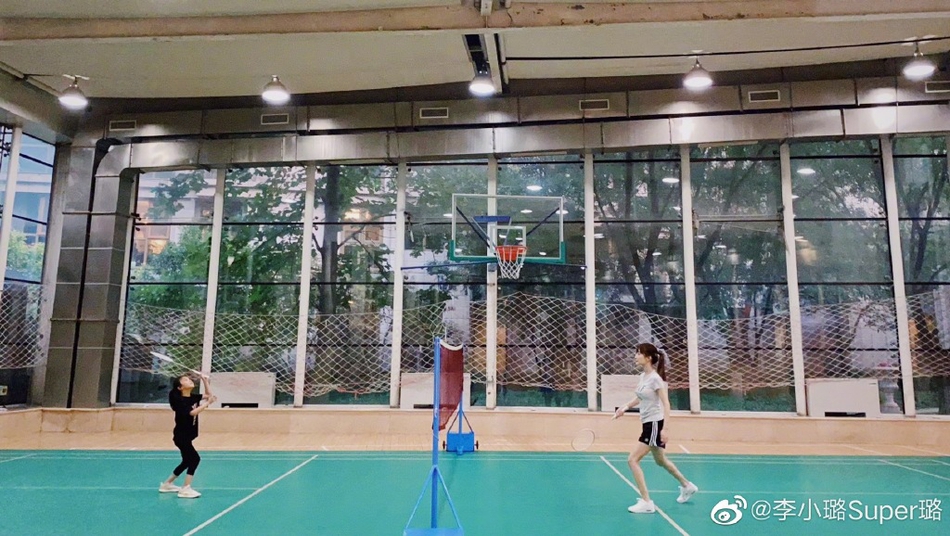 李小璐陪女儿打羽毛球