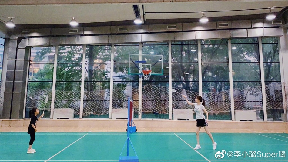 李小璐陪女儿打羽毛球