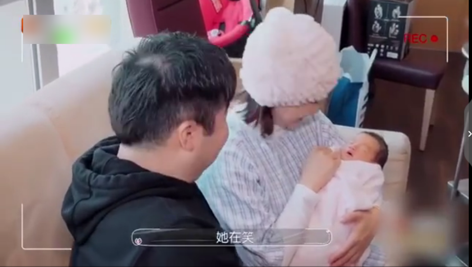 何雯娜生产梁超陪伴温馨有爱