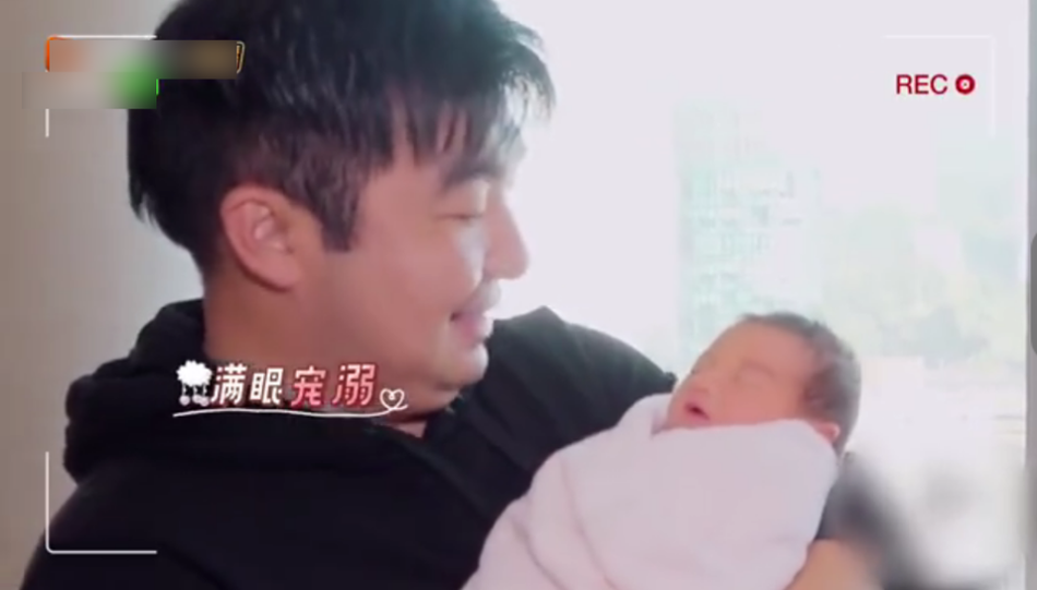 何雯娜生产梁超陪伴温馨有爱