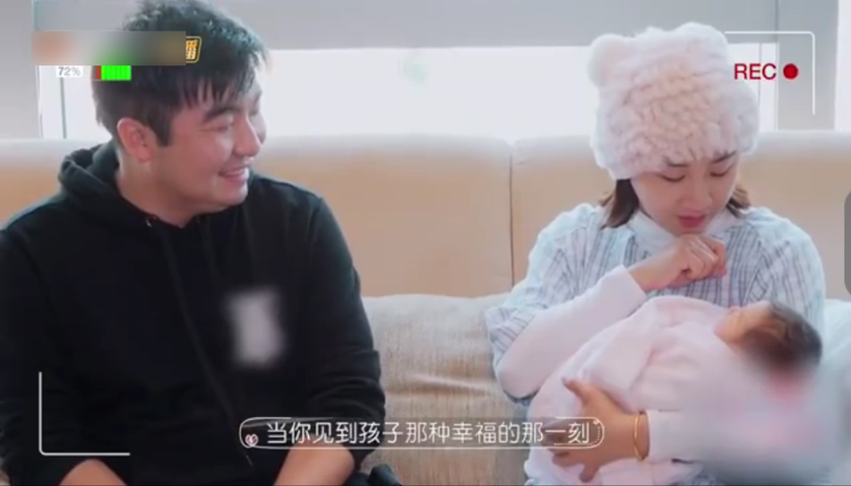 何雯娜生产梁超陪伴温馨有爱