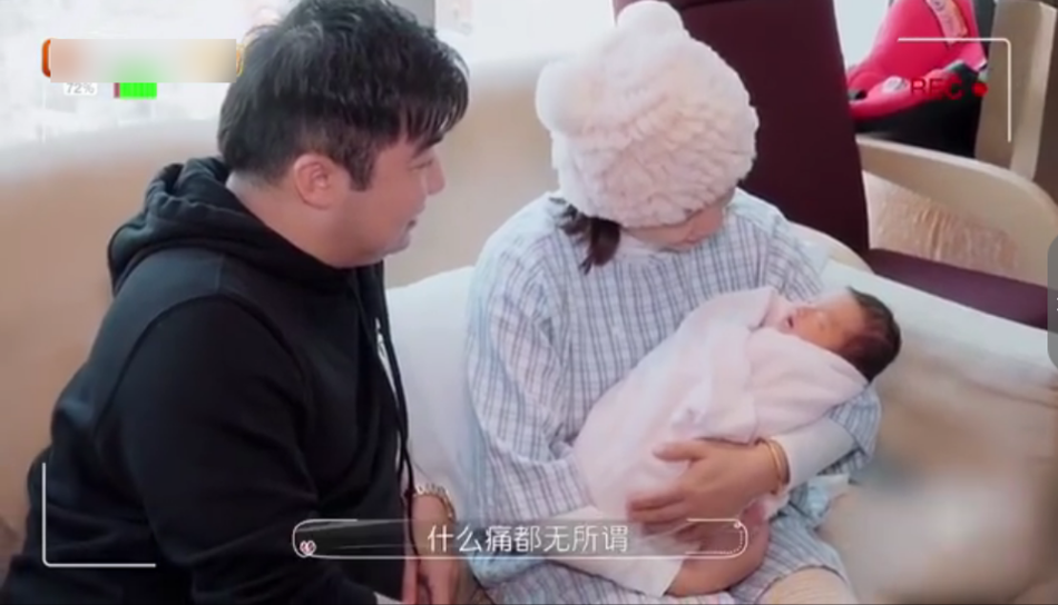 何雯娜生产梁超陪伴温馨有爱