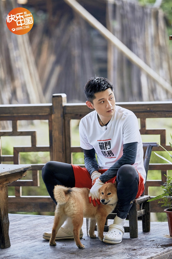 张继科录节目下池塘体验捞鱼