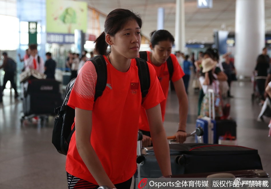 中国女排现身机场出征亚运