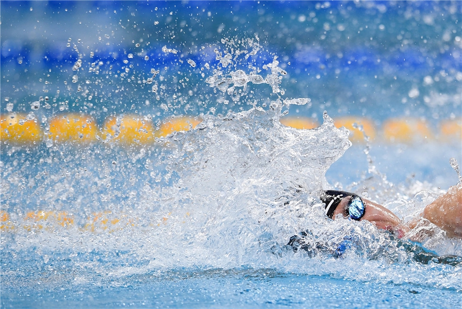 冠军赛侯钰杰获100米自由泳冠军