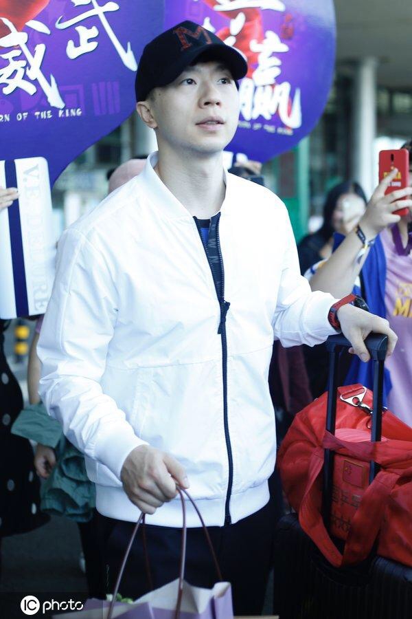 刘国梁率领国乒众将载誉回国