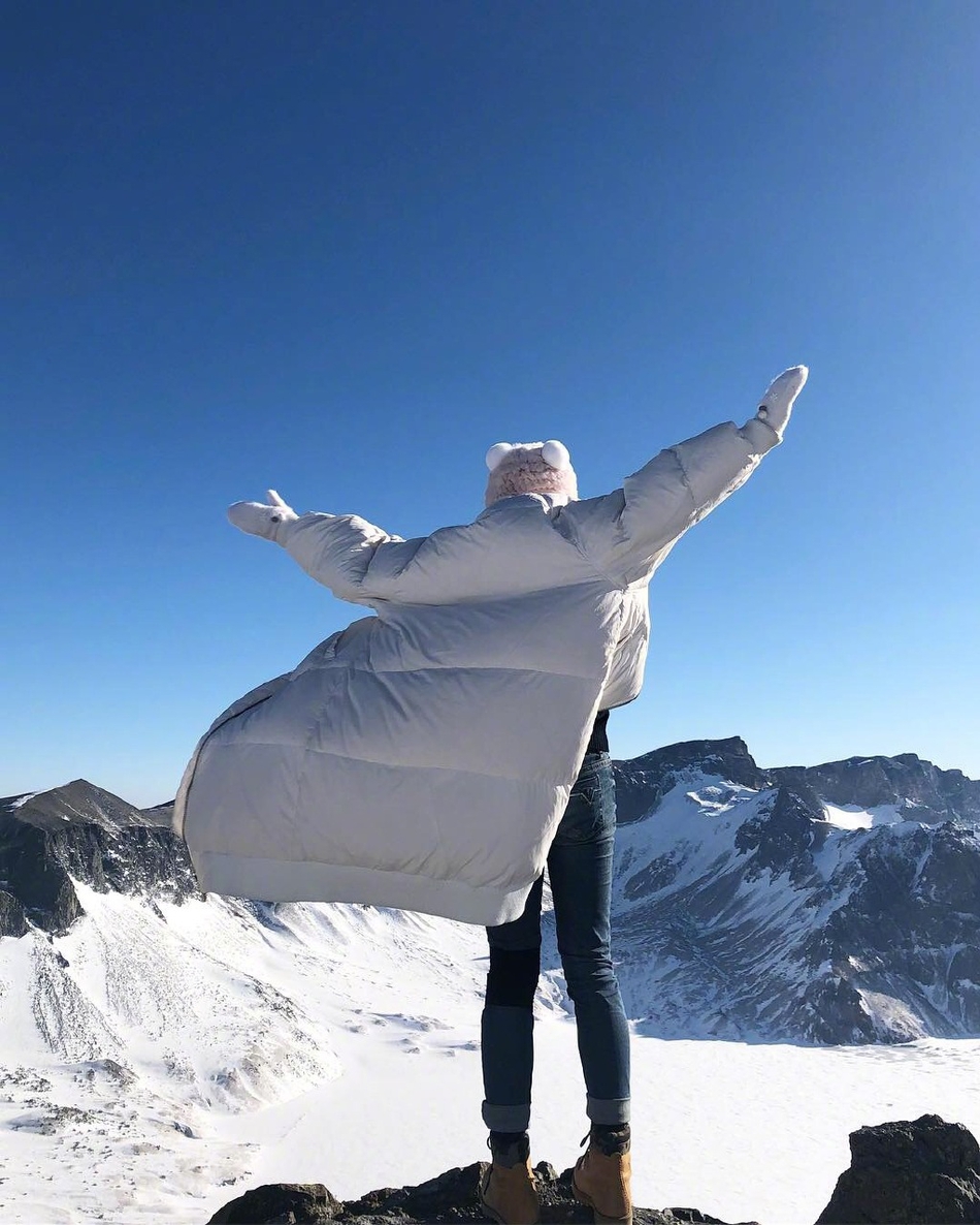 何雯娜登山秀美拍