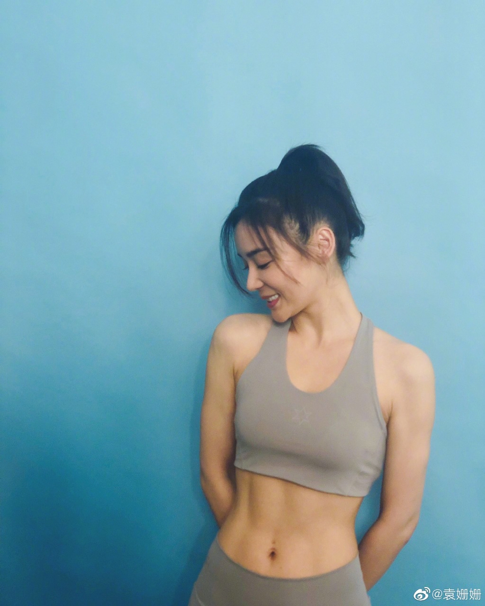 袁姗姗秀马甲线 小蛮腰超吸睛