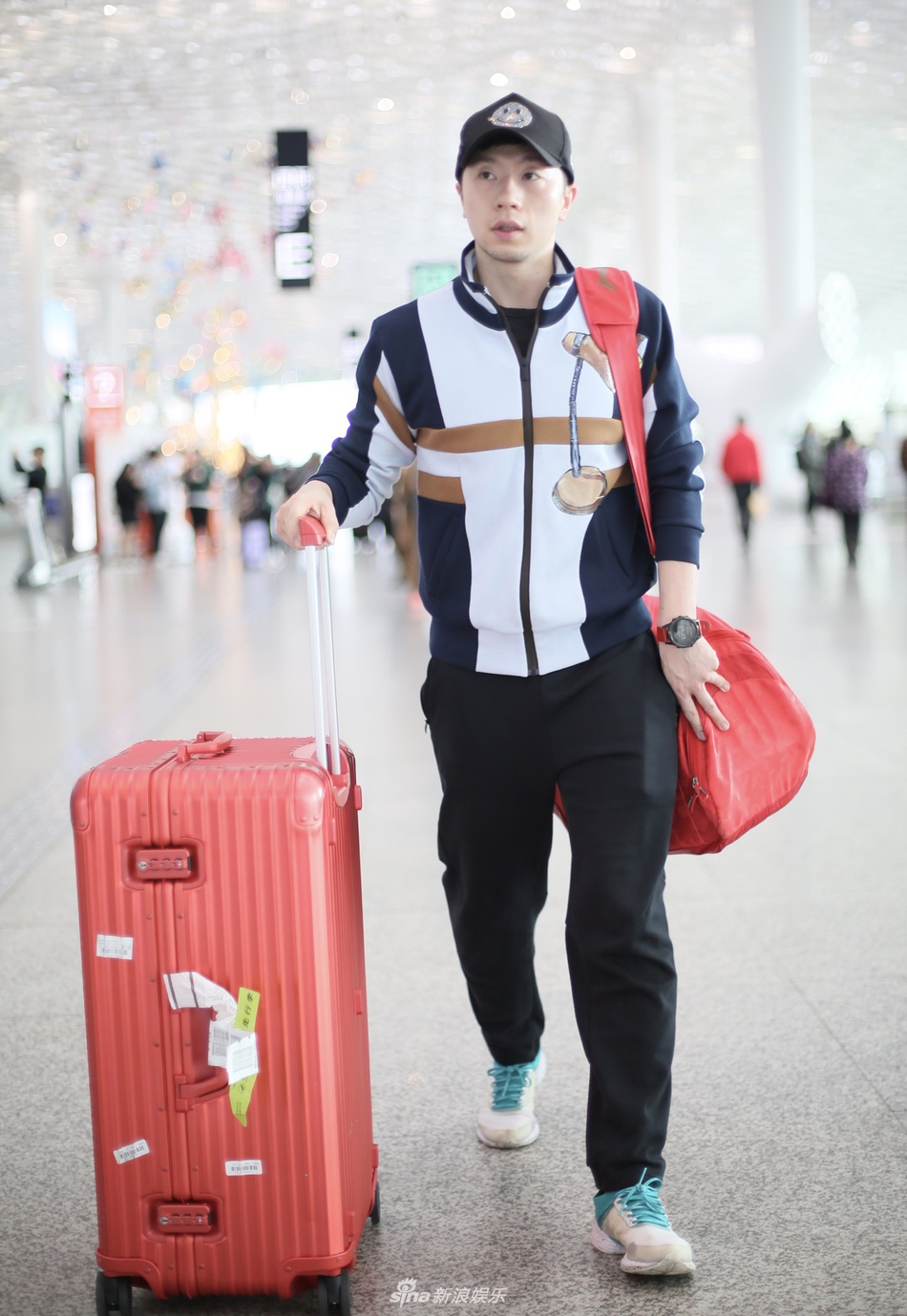 马龙赛后休闲装现身机场