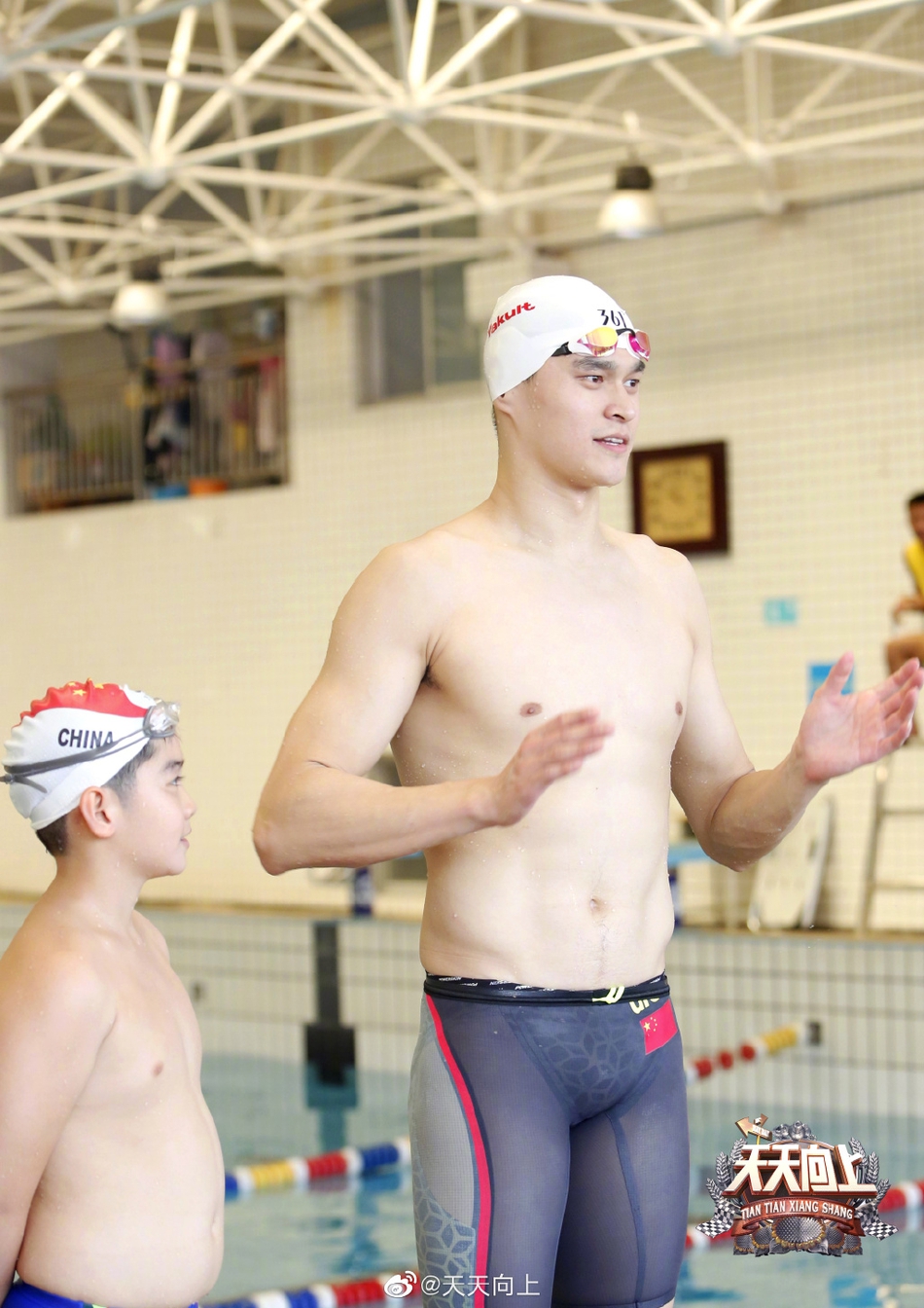 孙杨透视豹纹泳裤走红