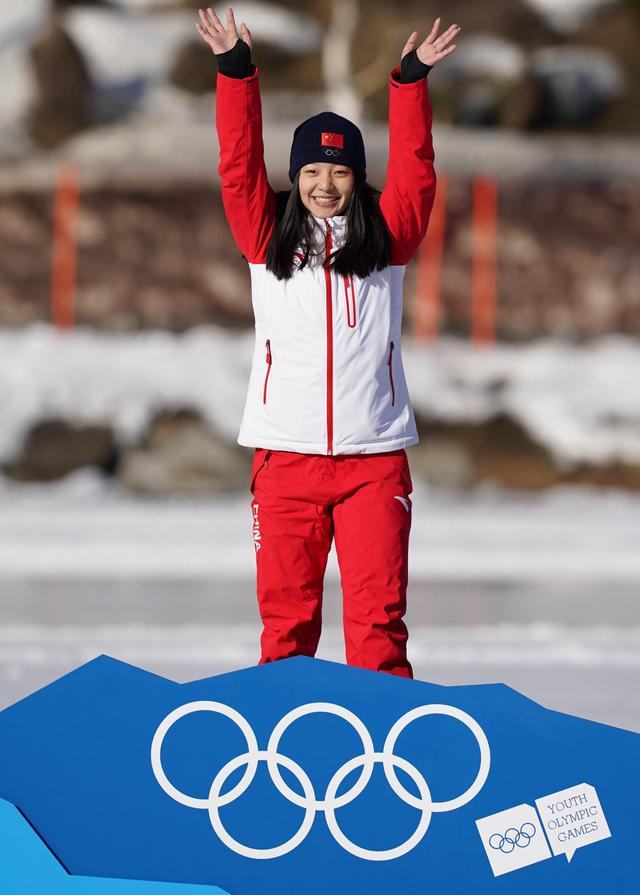 杨滨瑜夺得速度滑冰女子集体出发冠军