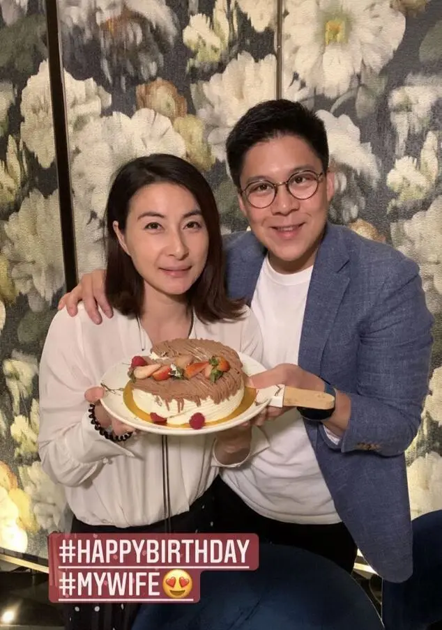 霍启刚郭晶晶与好友合影