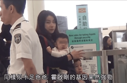 霍启刚郭晶晶夫妇一家出游