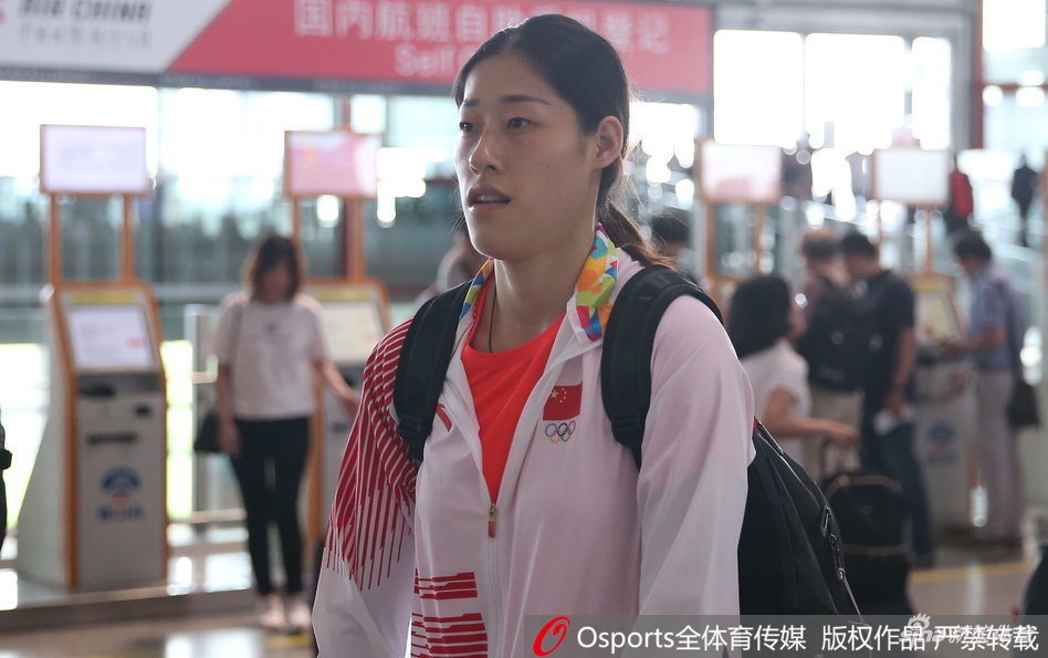 中国女排现身机场出征亚运