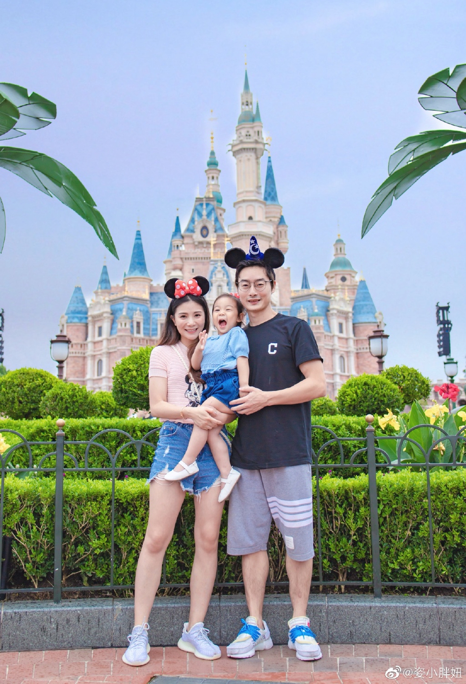 温馨！何姿秦凯一家游迪士尼