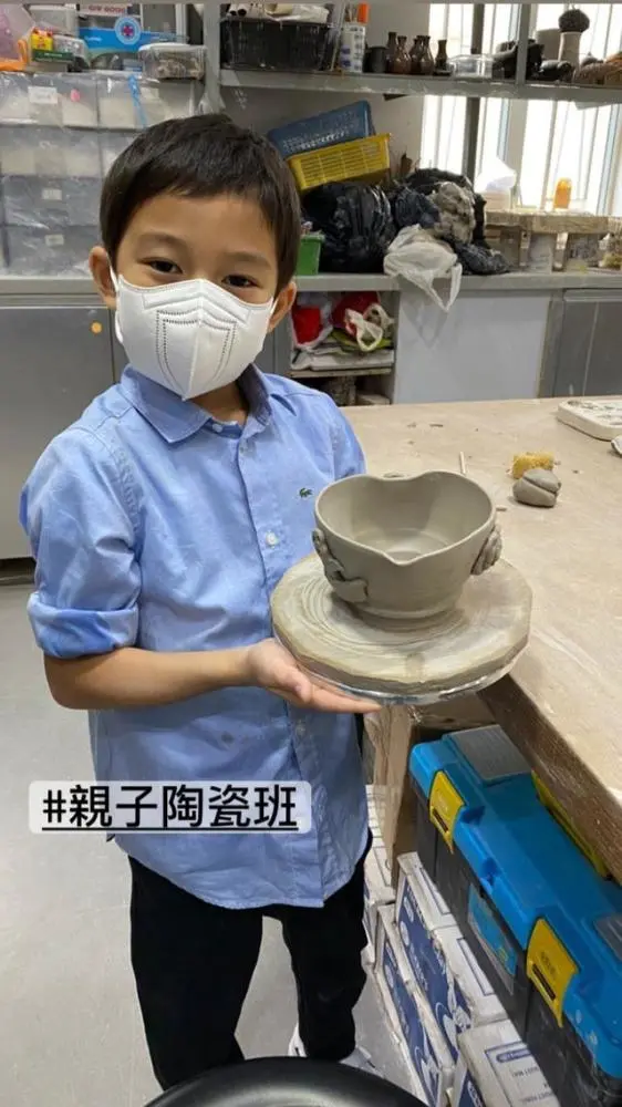 霍启刚带儿子上兴趣班