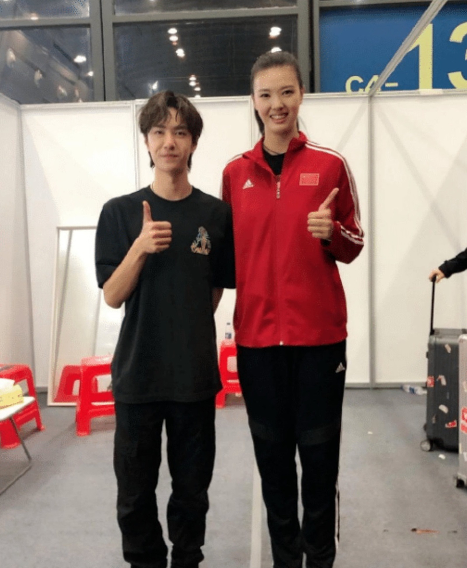 明星和女排姑娘合照的尴尬瞬间 没一个Hold得住！