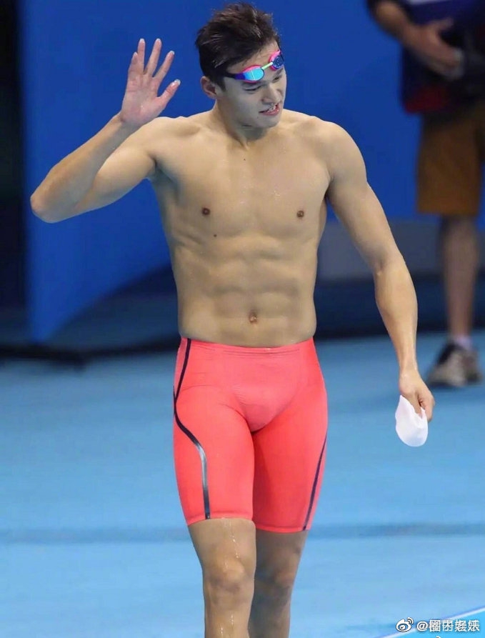 孙杨透视豹纹泳裤走红