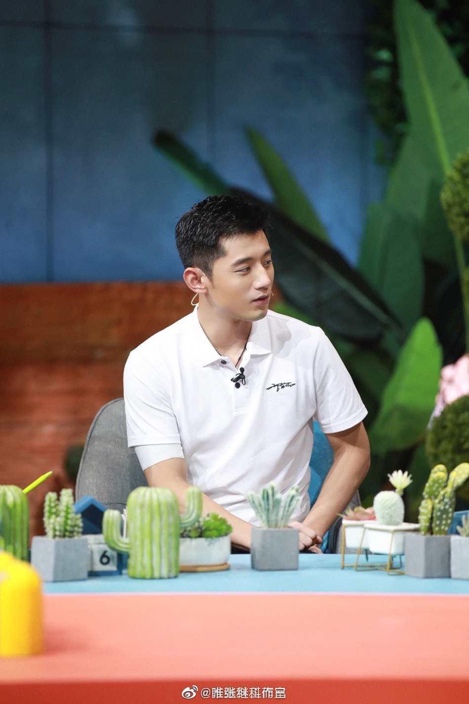 张继科身着白T恤录节目干净清爽