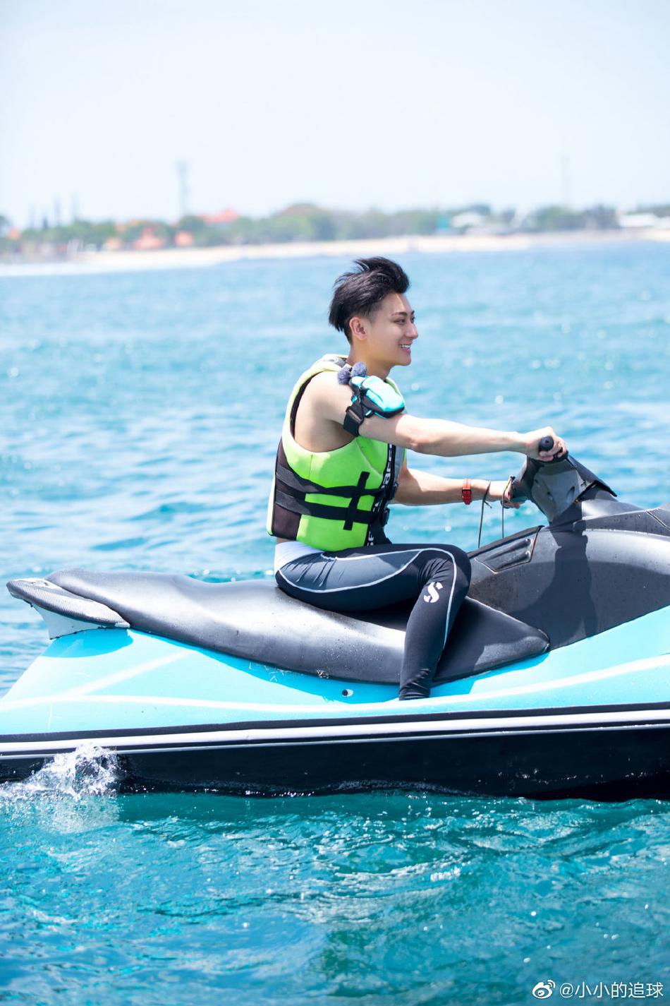 黄子韬骑摩托艇海上冲浪