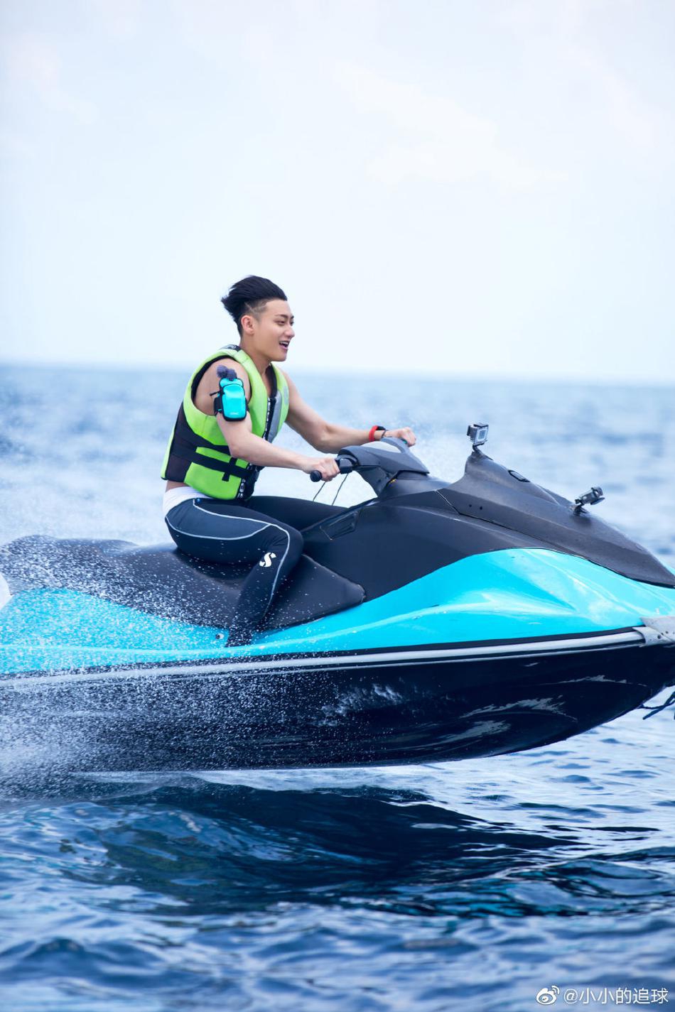 黄子韬骑摩托艇海上冲浪
