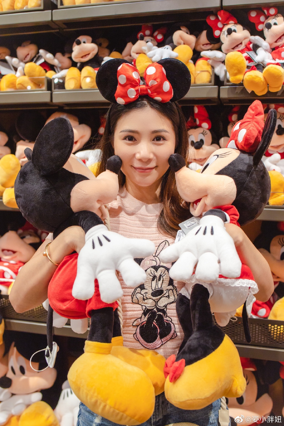 温馨！何姿秦凯一家游迪士尼