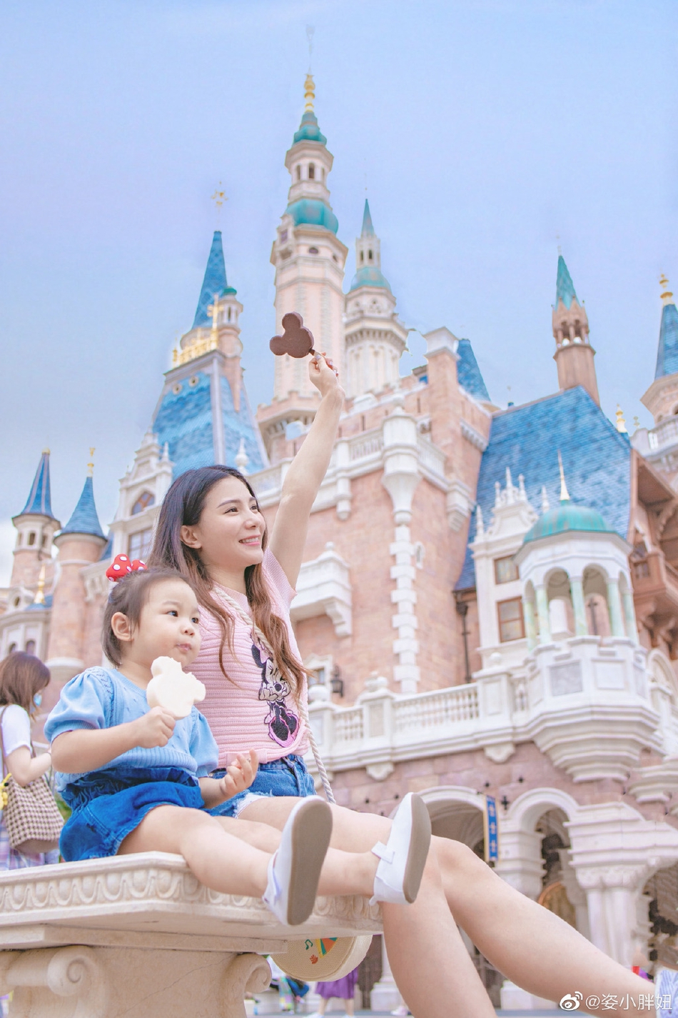 温馨！何姿秦凯一家游迪士尼