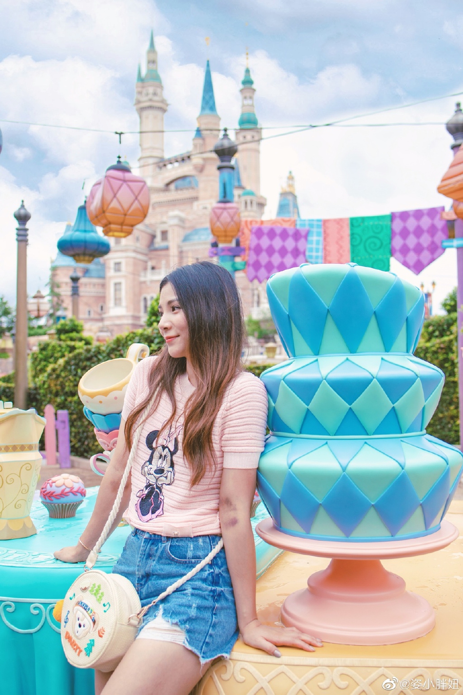 温馨！何姿秦凯一家游迪士尼