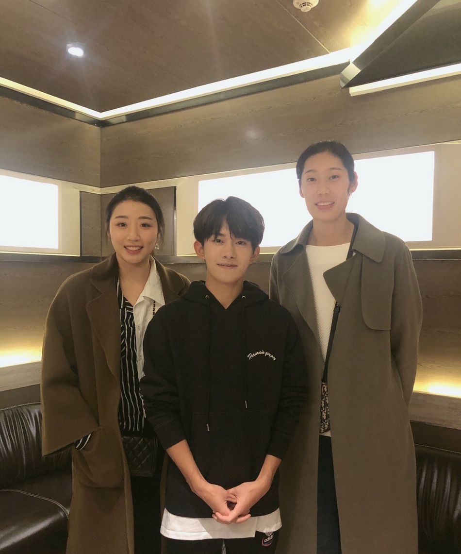 明星和女排姑娘合照的尴尬瞬间 没一个Hold得住！