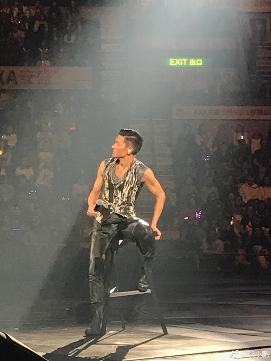 李小鹏夫妇现身刘德华演唱会