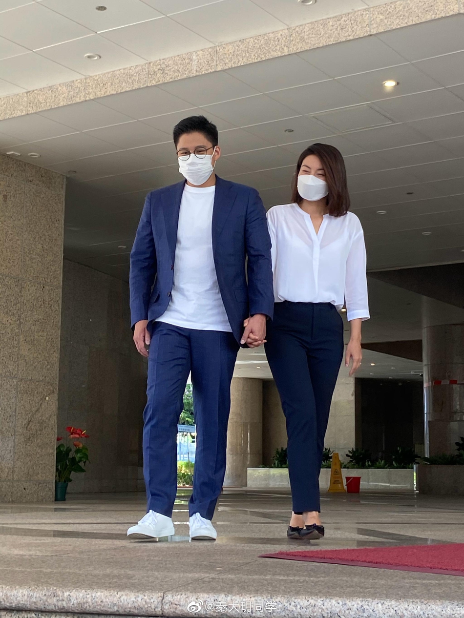 霍启刚参选香港立法会换届选举 郭晶晶露面支持