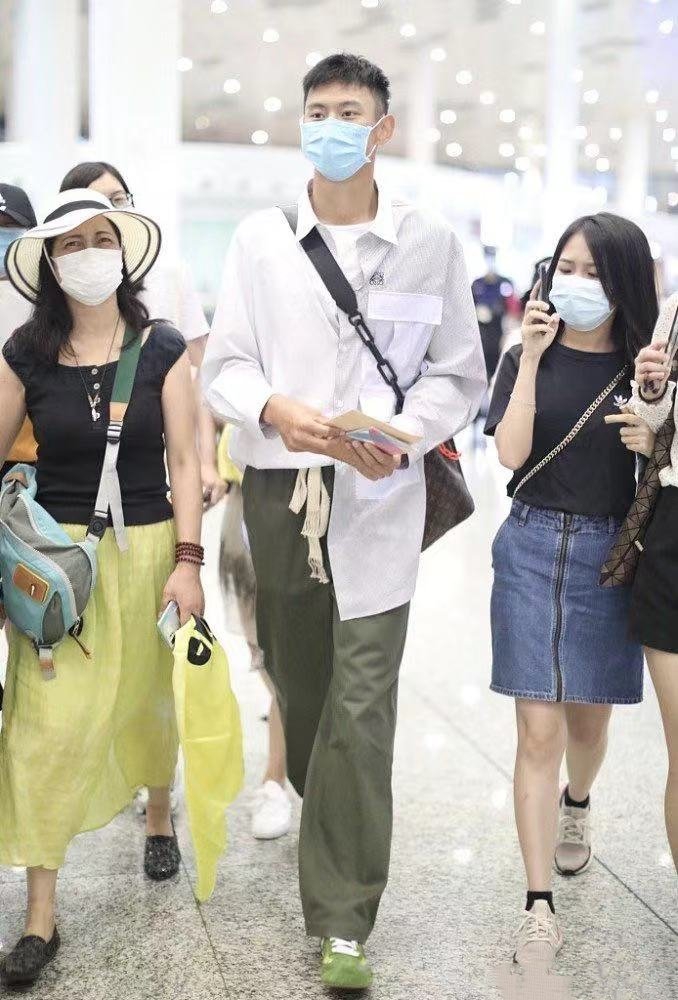 宁泽涛现身机场穿搭时尚似超模