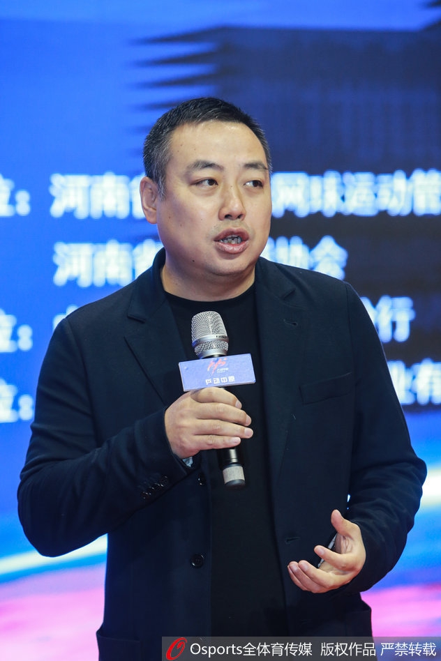 刘国梁出席乒乓球大众公开赛开幕式