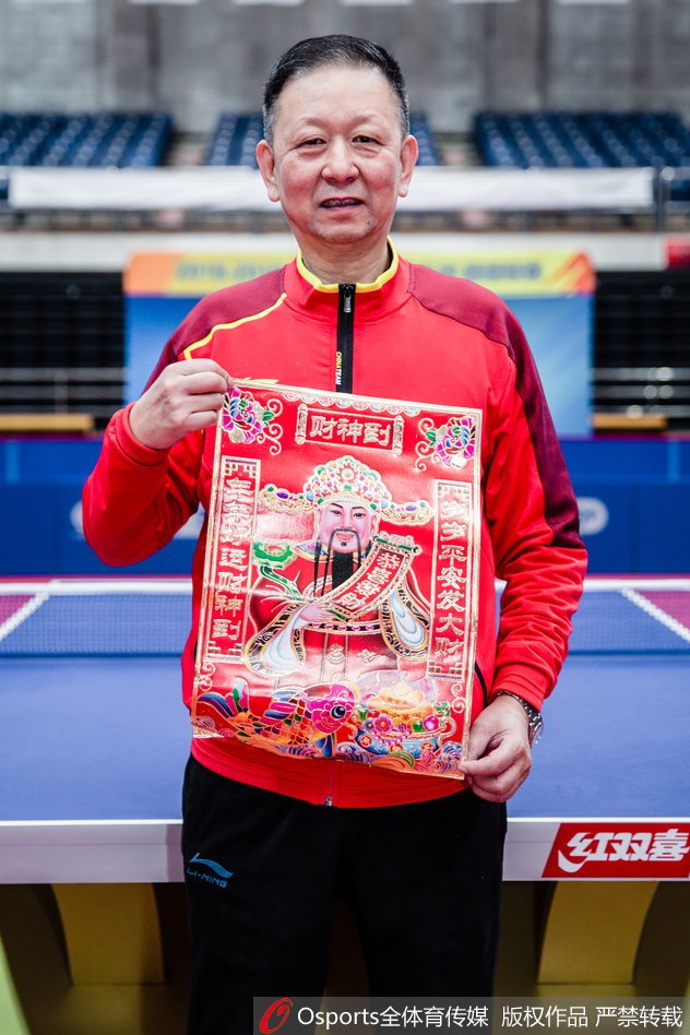 北京首钢女乒庆祝新年 丁宁领衔向大家拜年