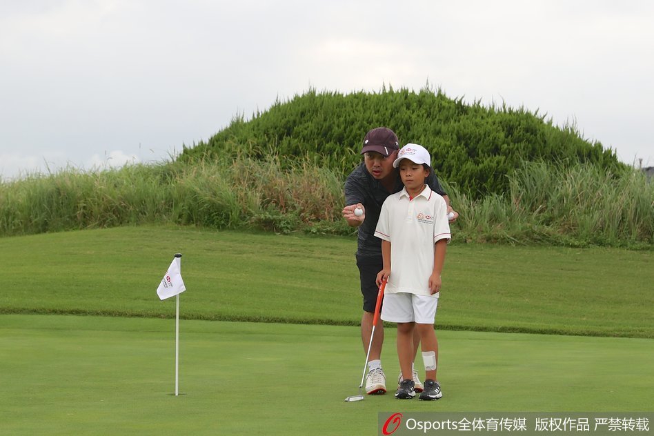 刘国梁悉心指导女儿参赛