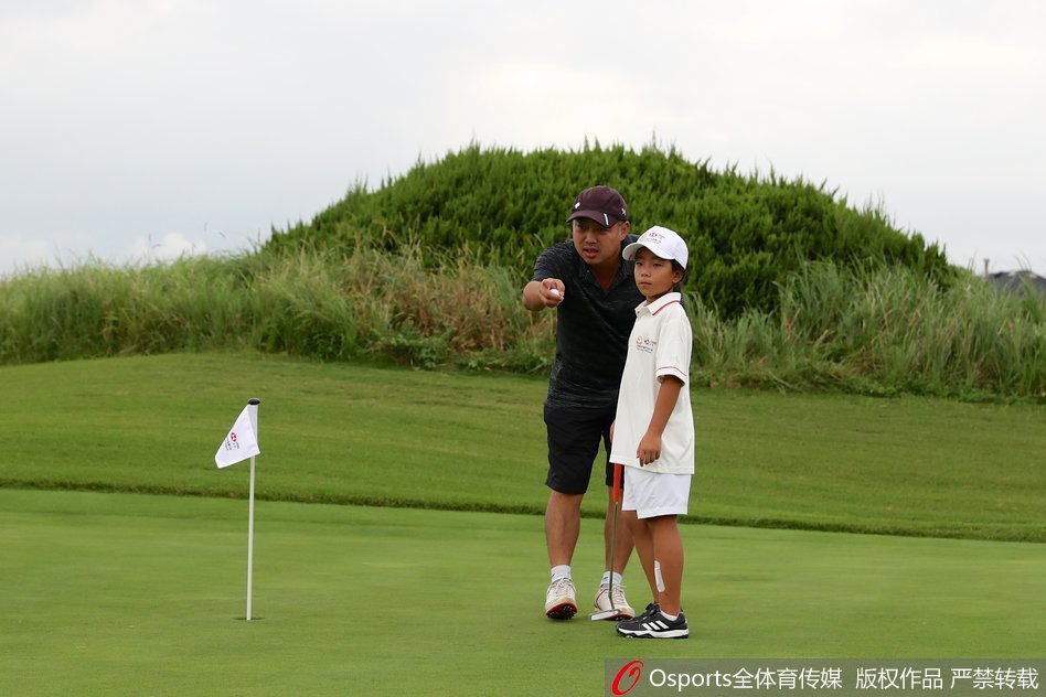 刘国梁悉心指导女儿参赛